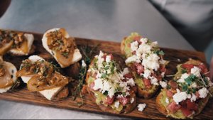 Брускетта с сыром "Адыгейский" Предгорье Кавказа и карамелизированной грушей