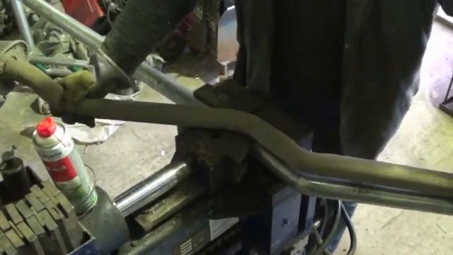 Изготовление части глушителя на автомобиле Hyundai Starex смотреть онлайн