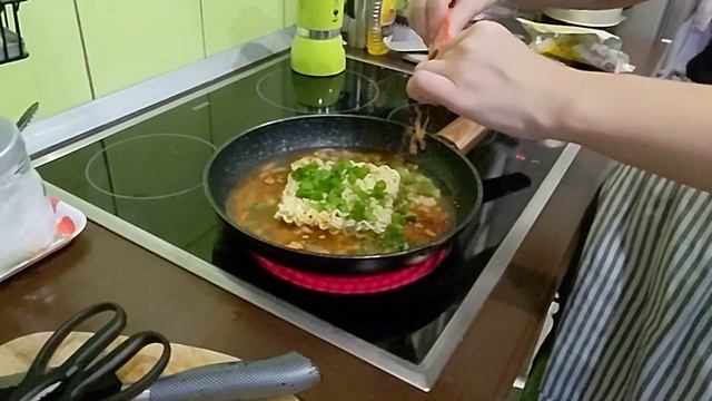 Готовлю КОРЕЙСКИЕ блюда //РАМЕН,ДАМПЛИНГИ,бутерброды. ПРОБУЮ и делюсь ВПЕЧАТЛЕНИЯМИ