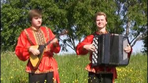 Светит месяц балалайка и баян