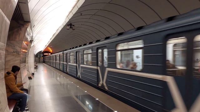 81-717/714 номерные на станции Бутырская, Москва смотреть онлайн