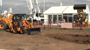Мини экскаватор-погрузчик VENIERI VF 1.33B копает фронтальным ковшом