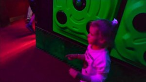 Настя в парке развлечений для детей Angry Birds