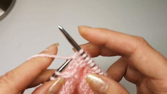 Выразительные объемные наклонные дорожки из 2х лицевых петель на изнаночной глади  спицами. 142