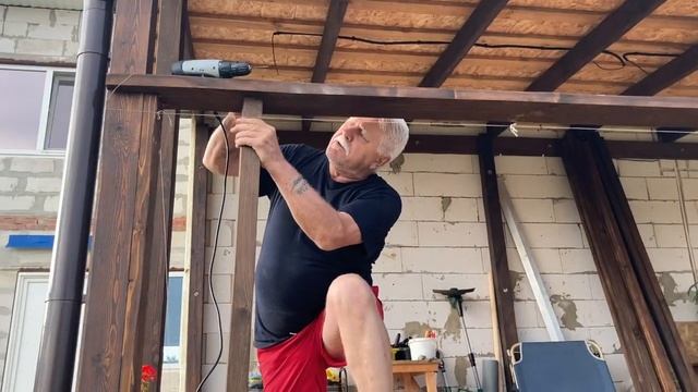 Перила на террасе. Опилки в цветы. Серия № 399. смотреть онлайн