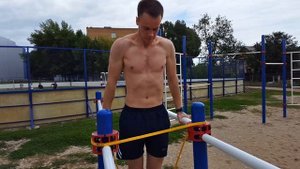Тренировка на брусьях с резинкой. Спортсмен со двора.