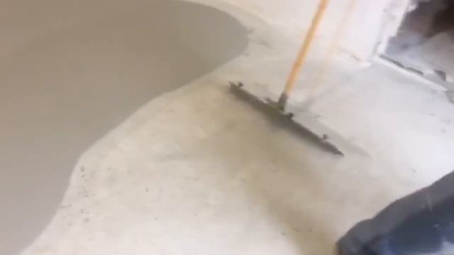 Заливка підлоги самовирівнюючою сумішшю.