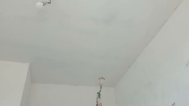 Покраска потолка краскопультом.