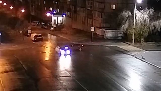 Подставное ДТП? В Озёрске на пустой дороге столкнулись два автомобиля смотреть онлайн