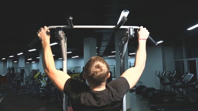 0221 Подтягивания на перекладине широким хватом смотреть онлайн