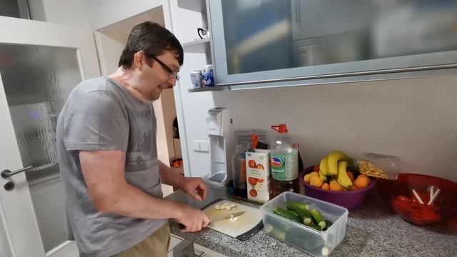 Эдик готовит малосольные огурцы / Немецкий акцент