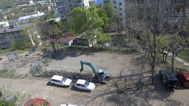 Экскаватор копает траншею смотреть онлайн