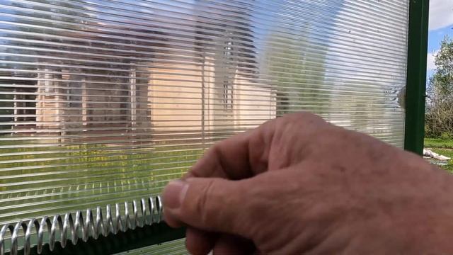 Установка автомата открывания дверей с использованием термопривода в теплице. смотреть онлайн