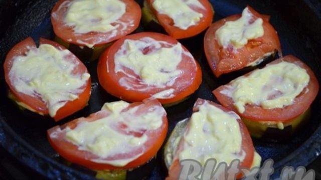 Баклажаны с помидорами, сыром, чесноком и майонезом в духовке