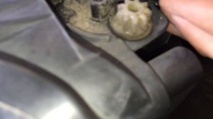 Песок и грязь в механизме регулировки фары.