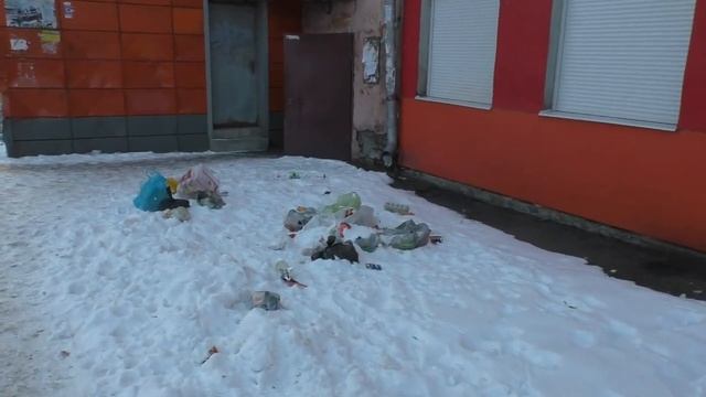 Бидон выкидывает мусор прямо у подъезда #ярославль #ленина