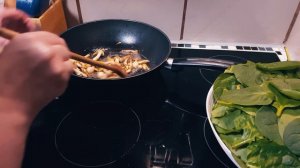 Салат со шпинатом беконом и грибами Шимиджи. Пошаговый рецепт просто и вкусно.