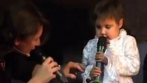 Девочка Соня поет с Дианой Арбениной