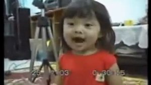 маленькая китайская девочка поёт с чувством