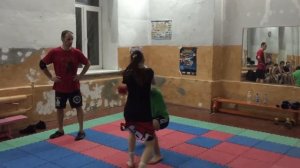 Девочка бьет мальчика