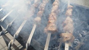 Шашлык на мангале.