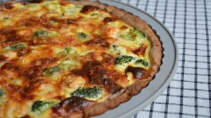 КИШ с брокколи и красной рыбой.