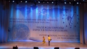 Веселый танец исполняют дети на сцене в Сочи. Хореографическая студия "Терпсихора" Набережные Челны