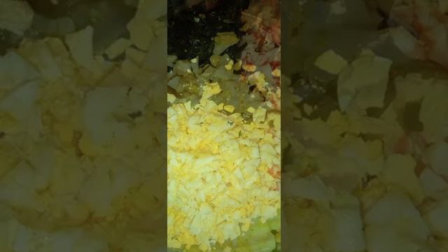 салат с морской капустой и крабовыми палочками