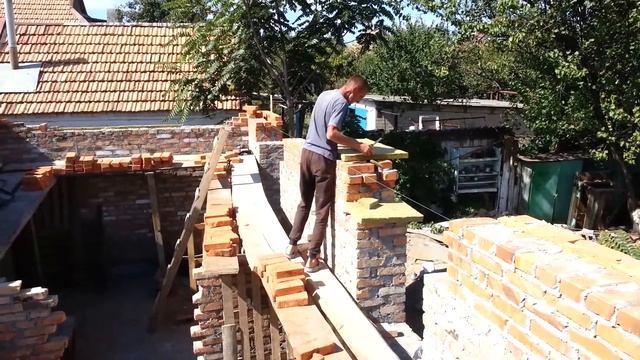 Кладка кирпича, шлакоблока, строительные будни смотреть онлайн