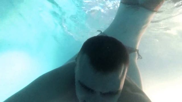 Интересным способом ныряю под воду - Аквапарк Dream Island смотреть онлайн