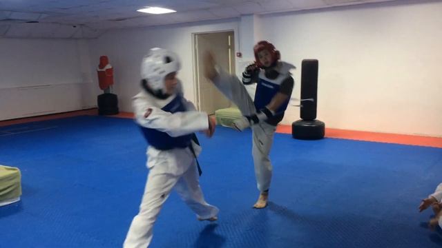 Рогов СергейСиний протектор и красный шлем Тхэквондо Сычево Спаринги в Олимпике г Курган 12 .09.202 смотреть онлайн