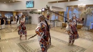 Ансамбль Санам кулябский танец. На Таджикской свадьбе в Питере. 89263365711.