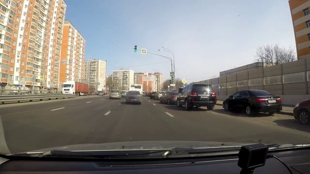 Как дорожные службы ставят дорожные знаки и рисуют дорожную разметку.