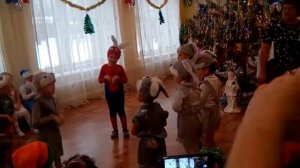 Танец зайчиков в детском саду |Леша выступает на утреннике
