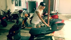 Хайнань. Санья. Как прикрепить шлем к скутеру!