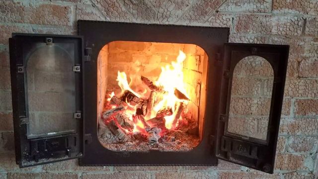 У камина когда за окном майский снег... смотреть онлайн