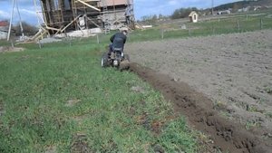 минитрактор оранка 2х корпусным плугом