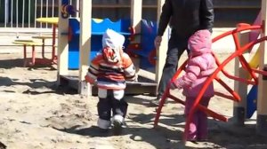 Городские чиновники высадили саженцы деревьев и кустарников на территории детского сада "Радуга"