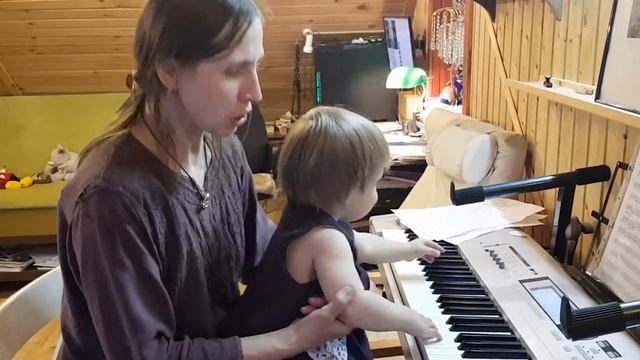 Обучение игре на фортепиано в 2 года. Урок игры на фортепиано с мамой. смотреть онлайн