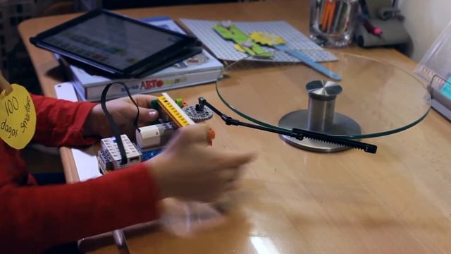 Стеклоочистители дворники из LEGO WeDo 2.0 и Крутой Автомеханики.