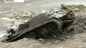 достают из реки Танк Т-34
