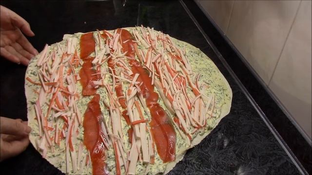 Нежный рулет из лаваша с красной рыбой и крабовым мясом - отличная закуска для праздничного стола!
