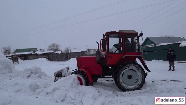 Работаем на тракторе Т-30А80, чистка снега, опять завалило снегом, запуск трактора утром смотреть онлайн