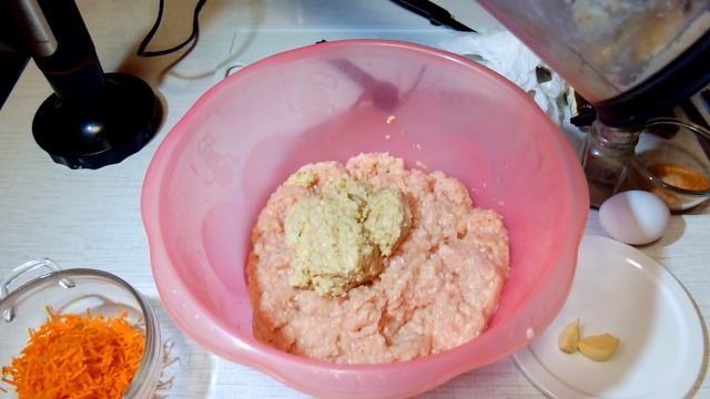 Как сделать ВКУСНЫЕ НЕЖНЫЕ ДОМАШНИЕ КОТЛЕТЫ из куриного фарша с манкой и морковью | Видео рецепт смотреть онлайн