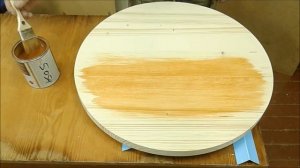 Нанесение морилки на столешницу новой кистью