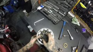 Suzuki bandit .Замена ступичного подшипника