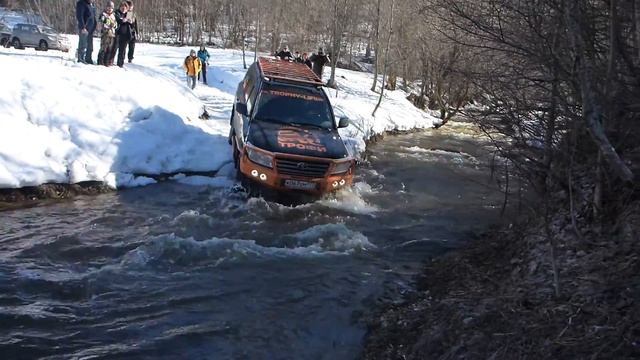 ТЛК200 переезжает ручей под Старицей 25 марта 2017 смотреть онлайн