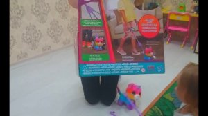 Фантастический кот- единорог FurReal Friends на поводке