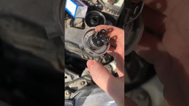 Как менять лампы фар на машине марки и модели Toyota Corolla Axio? Не ксенон смотреть онлайн
