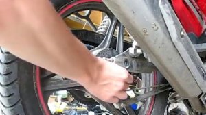 Как снять заднее колесо на мотоцикле YAMAHA YBR 125
